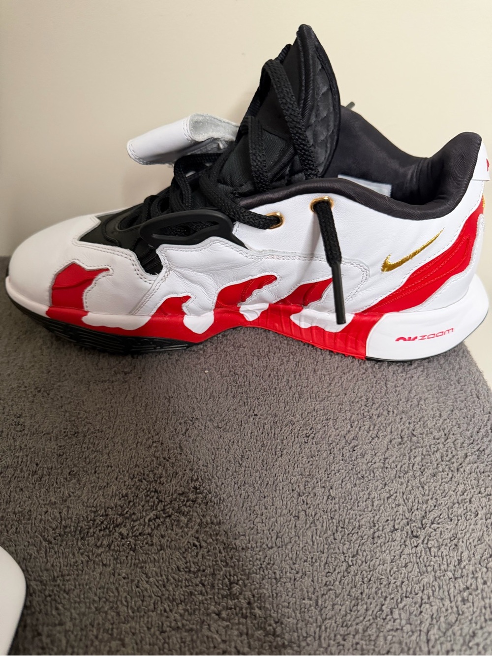 Nike Men’s Black White Red Sneakers - Picture 9 of 9